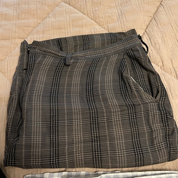 Men’s Shorts Size 42 (4 pair). Black pair are Chaps. The other three are Apt 9. - Picture 4 of 5